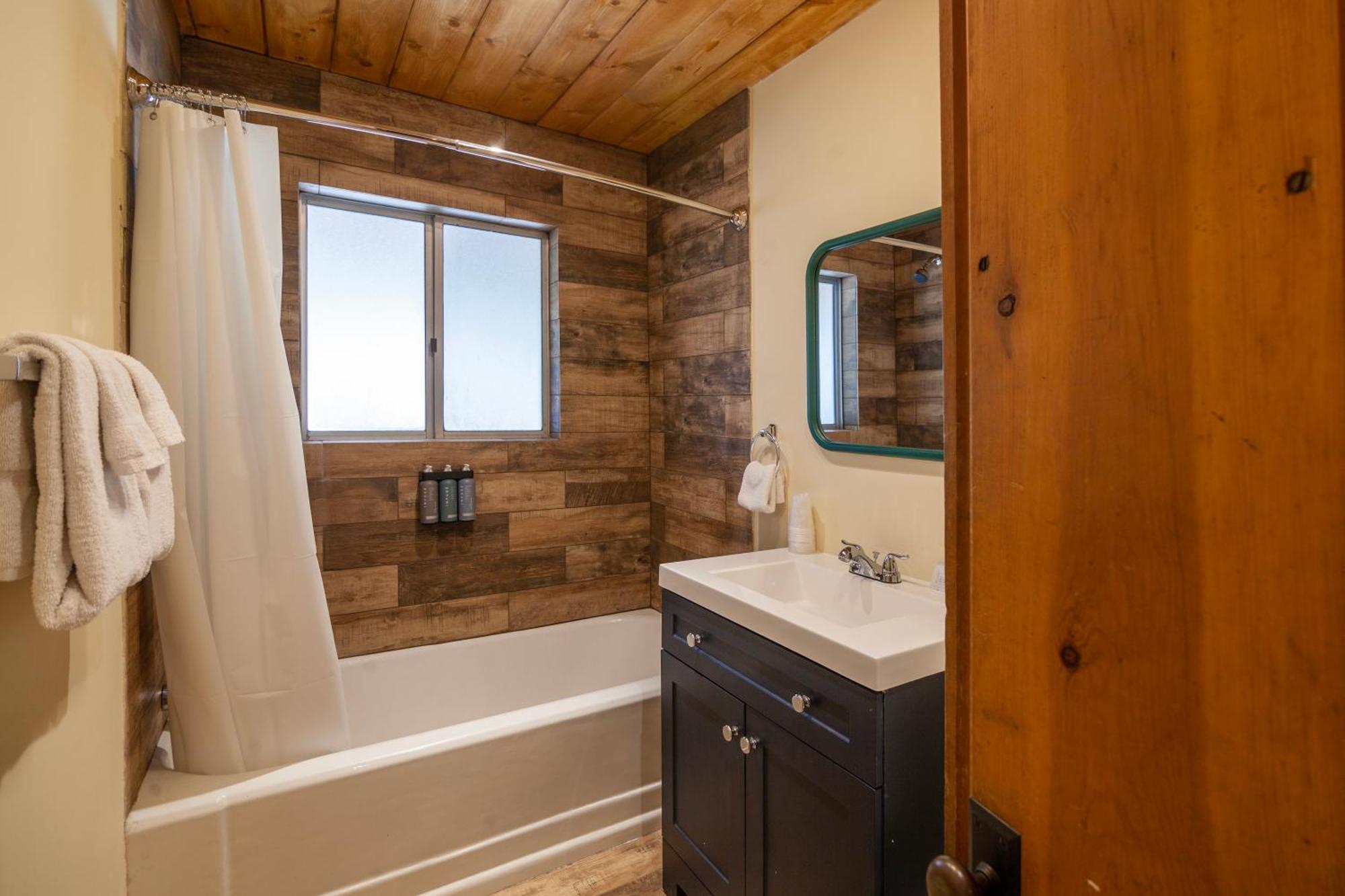 Hotel Tahquitz Pines Retreat